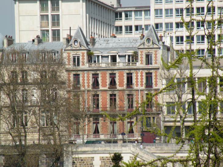  petit immeuble pittoresque, quai Henri IV
